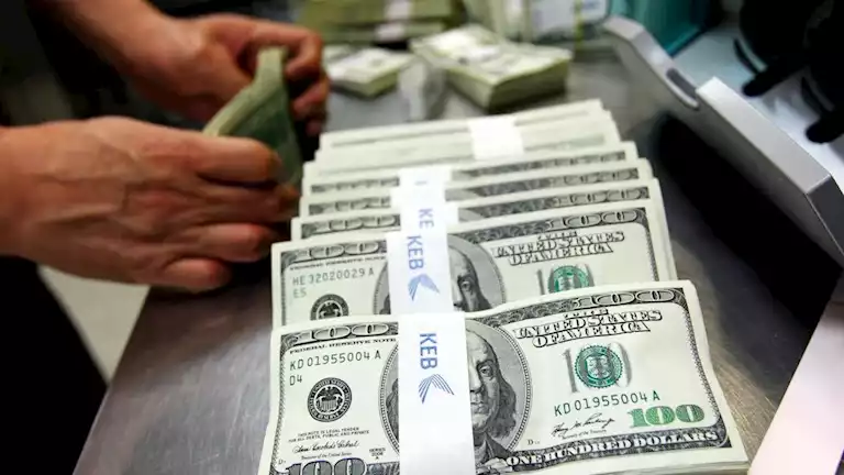 الدولار يواصل التراجع.. هل يلامس مستوى 45 جنيهًا قريبًا؟